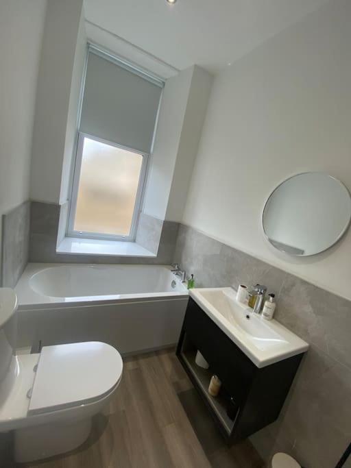 Appartamento 4 Smithhills Central 2 Bed Sleeps 4 Paisley Esterno foto