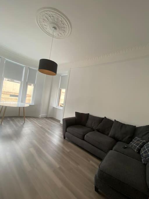 Appartamento 4 Smithhills Central 2 Bed Sleeps 4 Paisley Esterno foto